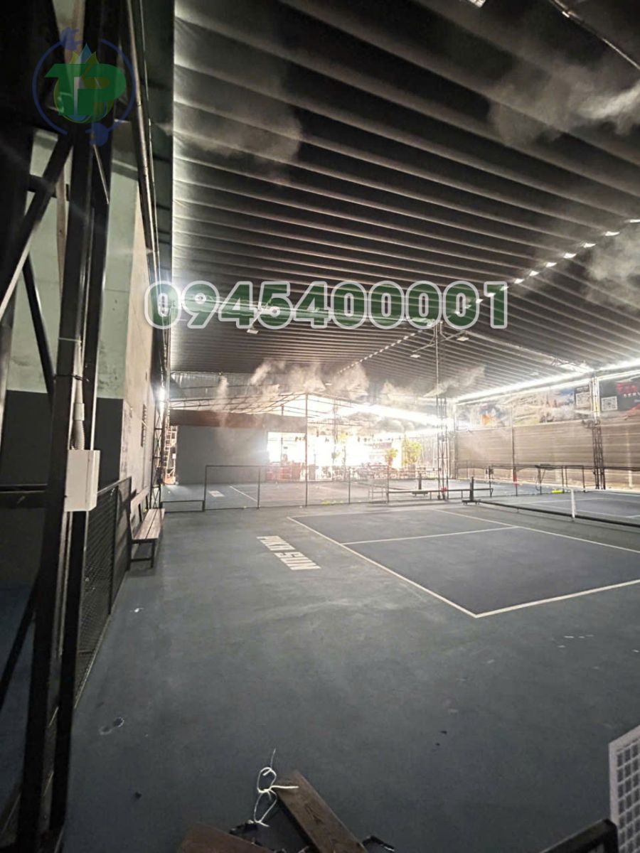 máy phun sương pickleball trên sân thể thao