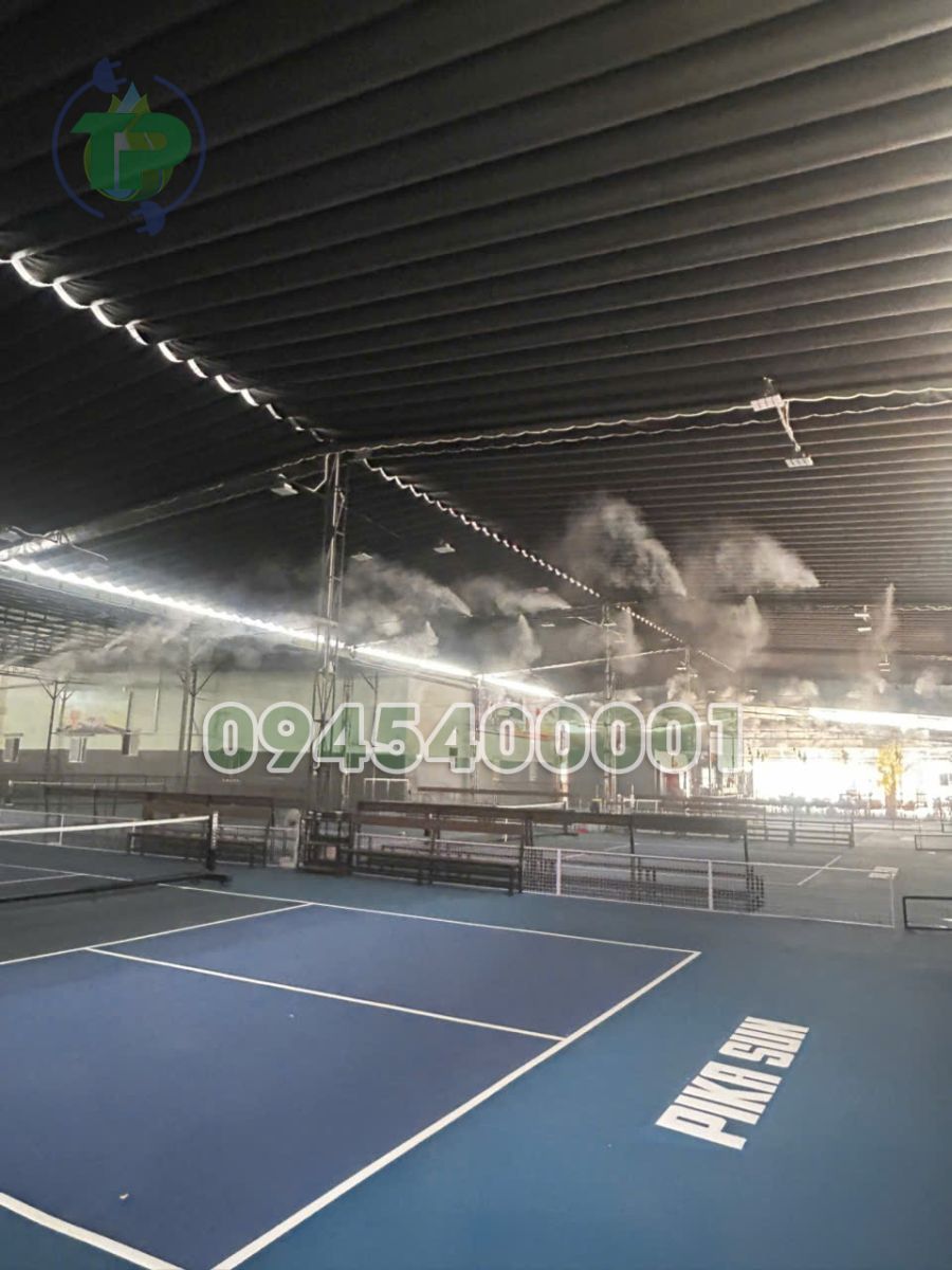 máy phun sương pickleball trên sân thể thao