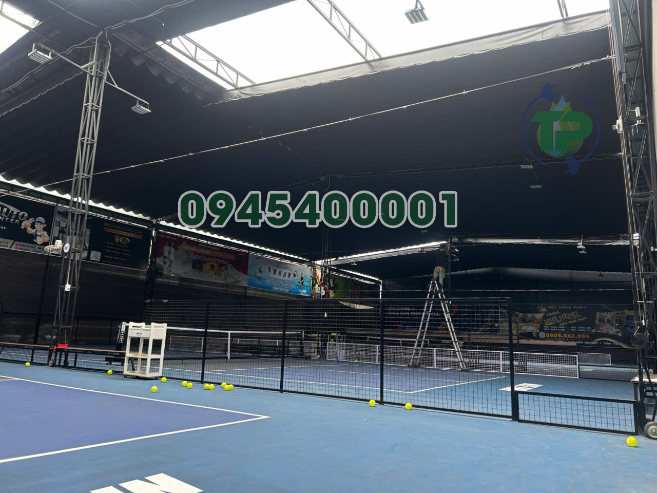 máy phun sương pickleball trên sân thể thao