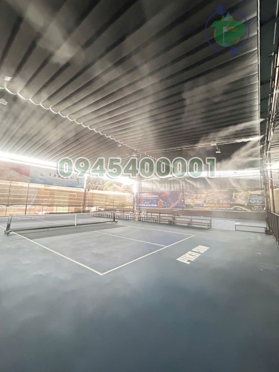 Kỹ thuật viên Tiến Phương đang lắp đặt máy phun sương sân pickleball chuẩn kỹ thuật